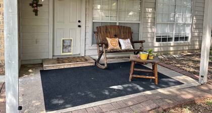 Sunrose Cottage - Fresh & Clean - King Suite + free Wifi - Pet Friendly