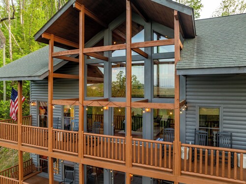 HotTub, Sauna, Pool Table, Views | Mins to Downtown Gatlingburg | Hollow's Haven