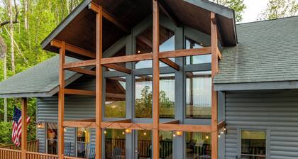 HotTub, Sauna, Pool Table, Views | Mins to Downtown Gatlingburg | Hollow's Haven