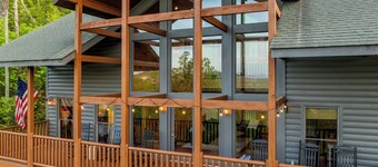 HotTub, Sauna, Pool Table, Views | Mins to Downtown Gatlingburg | Hollow's Haven