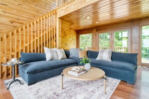 Smart TV, fireplace - HotTub, Sauna, Pool Table, Views | Mins to Downtown Gatlingburg | Hollow's Haven (Gatlinburg)