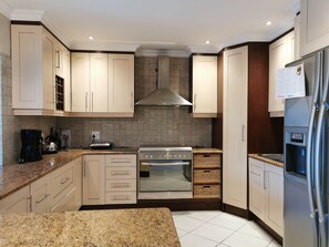 Family House | Private kitchen | Fridge, electric kettle, dining tables - Strandmeer 34 (Plettenberg Bay)