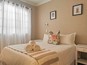 Family House | 4 bedrooms, in-room safe, individually furnished, iron/ironing board - Strandmeer 34 (Plettenberg Bay)