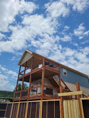 Exterior - Sky Loft 1- Walk to Polar Express! (Bryson City)