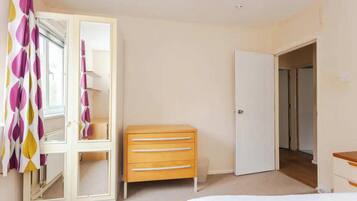 3 bedrooms, laptop workspace, bed sheets