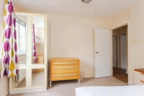 Casa básica, varias camas | 3 habitaciones, espacio para trabajar con laptop y ropa de cama 