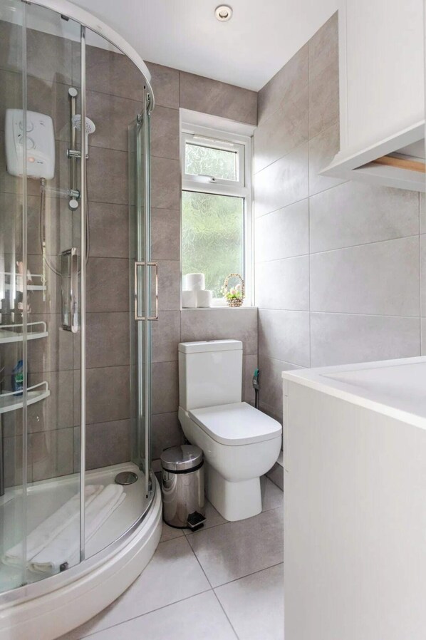 Casa básica, varias camas | Baño | Regadera, toallas, jabón, shampoo 