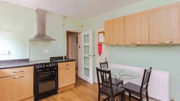 Basic House, Multiple Beds | Private kitchen | Fridge, microwave, oven, stovetop