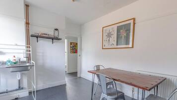 Basic Apartment, 1 Queen Bed | Private kitchen | Fridge, microwave, oven, stovetop