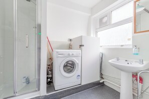 Shower, hair dryer, towels, soap - Trendy 1 Bedroom Apartment in Kings Cross (London)