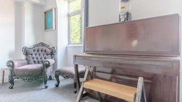 Basic Apartment, 1 Queen Bed | 1 bedroom, iron/ironing board, WiFi, bed sheets