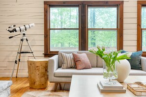 Een smart-tv en een open haard