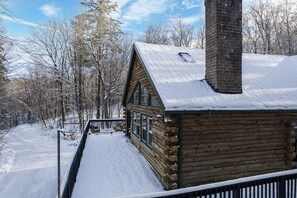 Property grounds - Half Moon by AvantStay | 4BR Cabin w/ Large Deck & Yard (Great Barrington)