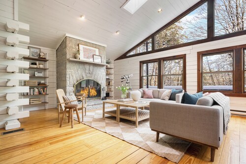 4BR Cabin with Spacious Yard & Deck | Half Moon by AvantStay