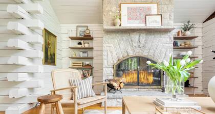 Half Moon by AvantStay | 4BR Cabin w/ Large Deck & Yard