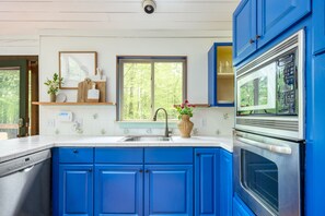 Een koelkast, een oven, een kookplaat, een vaatwasser