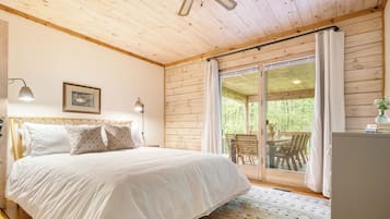 4 bedrooms, iron/ironing board, travel crib, free WiFi