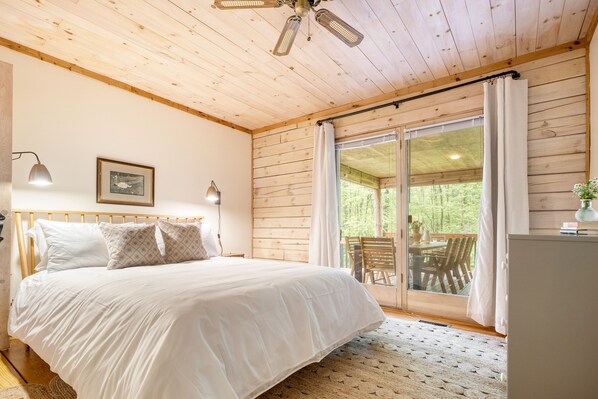 4 bedrooms, iron/ironing board, travel cot, free WiFi - Half Moon by AvantStay | 4BR Cabin w/ Large Deck & Yard (Great Barrington)