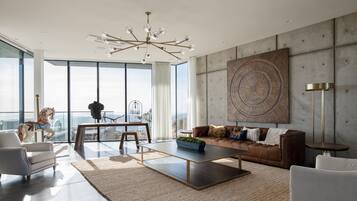 Smart TV, fireplace, table tennis, stereo