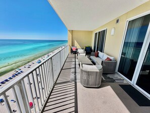 Un balcón con vista a la playa y al océano.