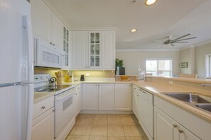 冰箱、微波炉、烤箱、炉灶