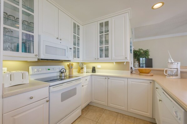 冰箱、微波炉、烤箱、炉灶