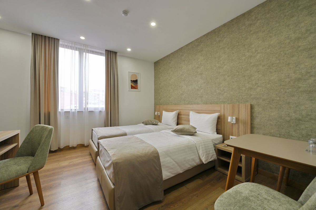 Deluxe kamer, 1 twee- of 2 eenpersoonsbedden | Luxe beddengoed, donzen dekbedden, een kluis op de kamer, een bureau