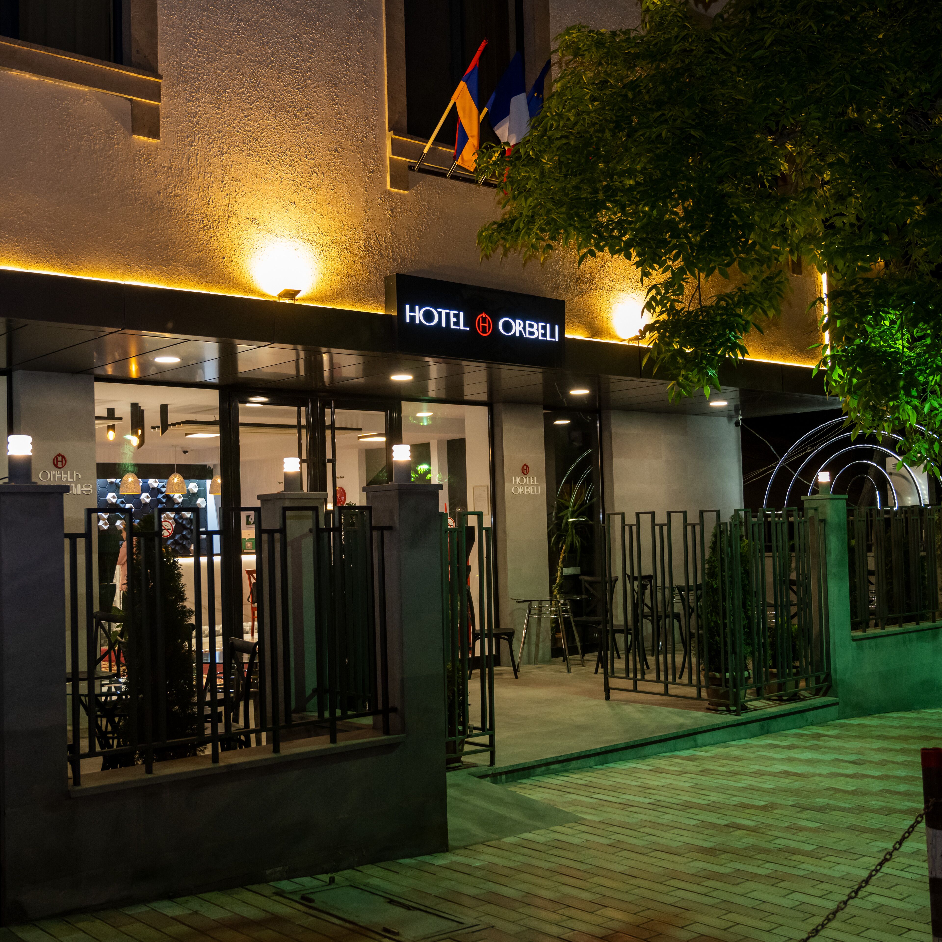 Entrada de un hotel con un letrero que dice "HOTEL ORBELI".