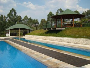 2 piscinas al aire libre, sillones reclinables de piscina