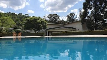 2 piscinas externas, espreguiçadeiras