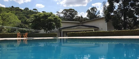 2 piscinas externas, espreguiçadeiras