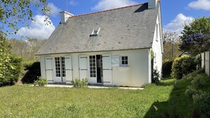 A white building with a grey roof, a small window, and a door. - Between golf and beach (Pléneuf-Val-André)