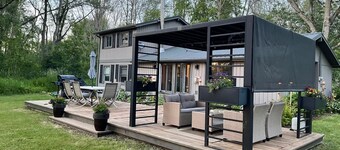 Gorgeous Waterfront Lake House near Sandbanks Beach with Kayaks and Beach Pass.