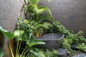 Property grounds - Majestic 4Bdr Villa, Pererenan Beach (Badung)