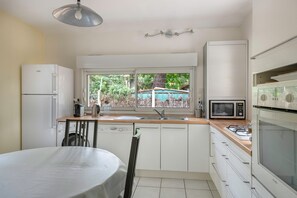 Réfrigérateur, micro-ondes, four, lave-vaisselle