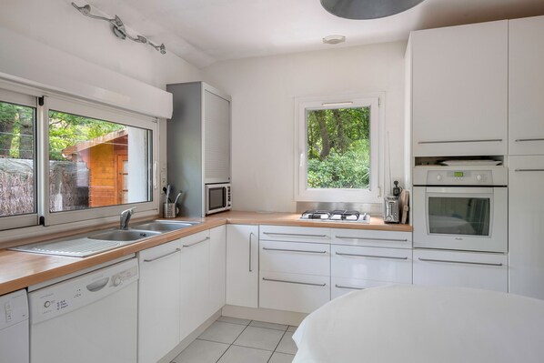 Réfrigérateur, micro-ondes, four, lave-vaisselle