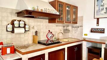 Jääkaappi, uuni, liesi, kahvin-/teenkeitin