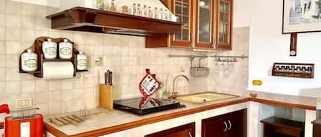 Jääkaappi, uuni, liesi, kahvin-/teenkeitin