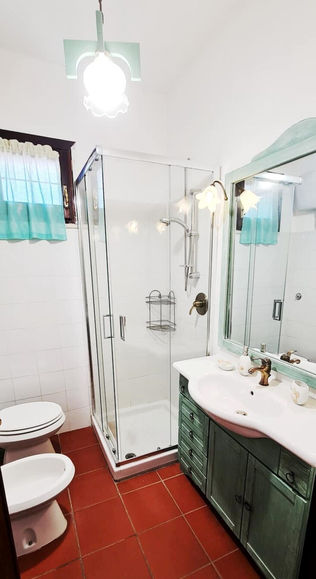 Douche, sèche-cheveux, bidet, serviettes fournies