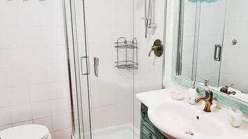 Doccia, asciugacapelli, bidet, asciugamani