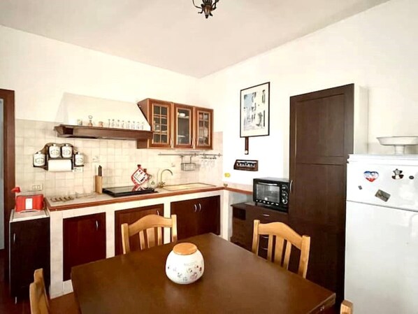 ثلاجة، فرن، موقد طهي مسطح، ماكينة لصنع القهوة/الشاي