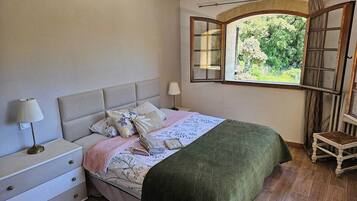 2 bedrooms, desk, free WiFi, bed sheets