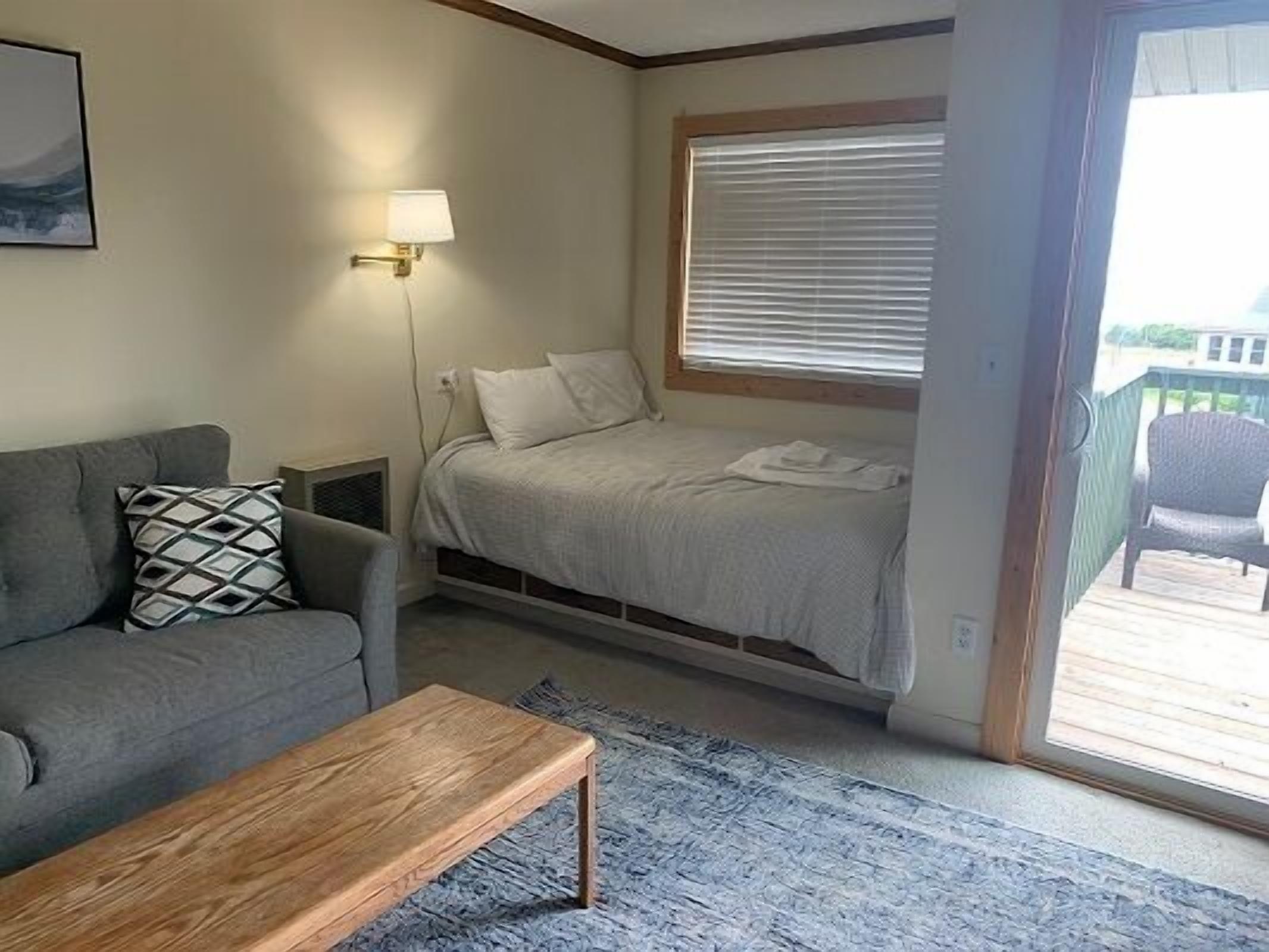 Tabla de planchar con plancha, wifi gratis y ropa de cama 