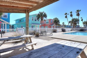 Pool - If you are a walker/runner, we are definitely walkable to the beach, but much mo (Port Aransas)
