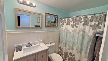 House, Multiple Bedrooms | Bathroom | Towels, shampoo