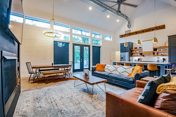 Smart-TV, Kamin, Videospiele, DVD-Player