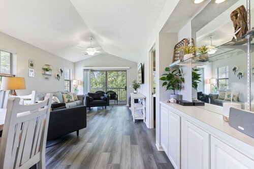 Great space to relax while at the beach or playing golf!