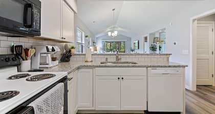 Great space to relax while at the beach or playing golf!