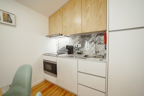 Fridge, microwave, coffee/tea maker, electric kettle - COURTYARD OPORTO DESIGN APARTMENT N (Oporto)