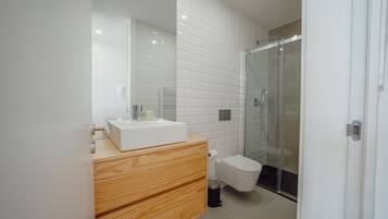 Douche, sèche-cheveux, serviettes fournies, savon